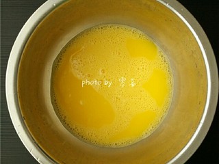 3、西红柿鸡蛋披萨,鸡蛋磕入碗里，调入适量盐，胡椒粉搅拌均匀；