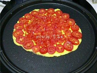 6、西红柿鸡蛋披萨,预热程序结束后，关闭电源；在蛋饼四周铺上番茄块；