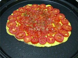 7、西红柿鸡蛋披萨,再撒入适量盐，牛至叶，罗勒，欧芹；