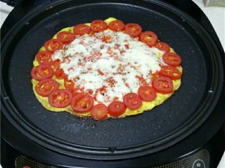 10、西红柿鸡蛋披萨,芝士融化后，即可关闭电源；