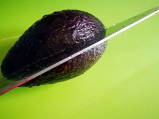 8、百变鸡蛋～牛油果焗蛋,牛油果切两半