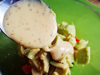 15、百变鸡蛋～牛油果焗蛋,加入牛油果丁 沙拉酱