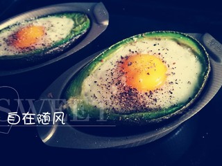 20、百变鸡蛋～牛油果焗蛋,撒上盐黑胡椒碎 罗勒碎 吃起来啦