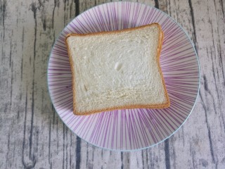 1、煎蛋蔬菜培根三明治,先准备两片土司