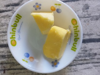 2、煎蛋蔬菜培根三明治,准备15g黄油