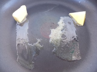 3、煎蛋蔬菜培根三明治,把黄油用小火融化