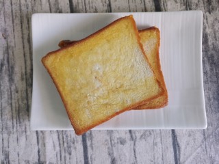 5、煎蛋蔬菜培根三明治,煎至两面金黄即可