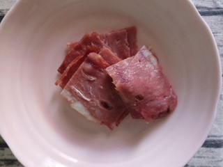 6、煎蛋蔬菜培根三明治,然后把培根切块