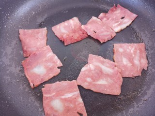 7、煎蛋蔬菜培根三明治,用剩下的黄油煎一下