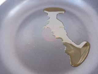 9、煎蛋蔬菜培根三明治,锅里再热油