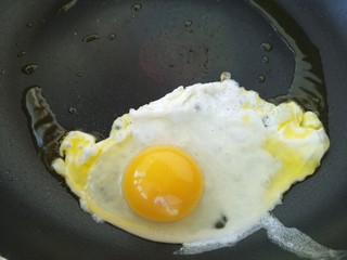 10、煎蛋蔬菜培根三明治,把鸡蛋放进去煎