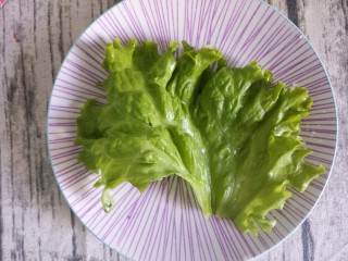 13、煎蛋蔬菜培根三明治,准备一片生菜