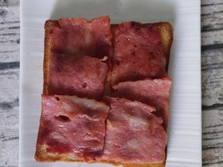 14、煎蛋蔬菜培根三明治,把培根放土司上