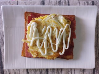 16、煎蛋蔬菜培根三明治,挤点沙拉酱