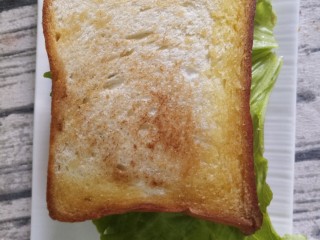 18、煎蛋蔬菜培根三明治,再该上一片土司
