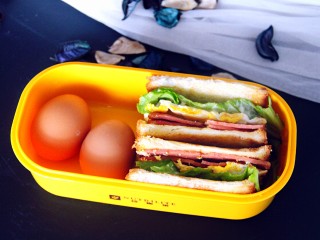 21、煎蛋蔬菜培根三明治,再准备两个煮鸡蛋，早餐便当就做好了