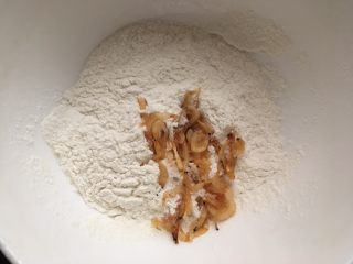 2、宝宝版大板烧,低粉提前过筛后加入提前浸泡过的虾皮