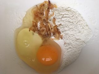 3、宝宝版大板烧,加入一个鸡蛋
