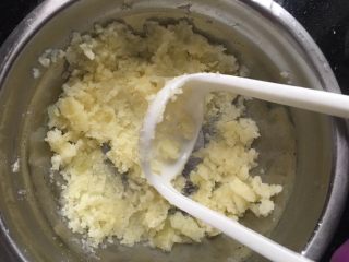 4、宝宝版大板烧,土豆上锅蒸熟，用研磨器压碎