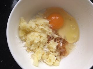 5、宝宝版大板烧,压碎的土豆倒入碗里，在加入清水