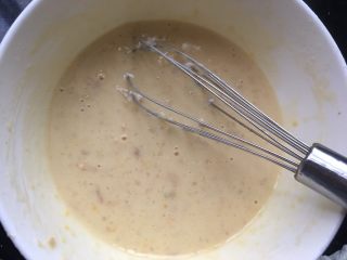 6、宝宝版大板烧,用蛋抽搅拌均匀，水分次倒入