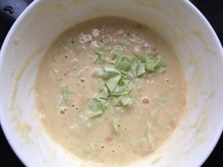 8、宝宝版大板烧,加入洗干净切碎的卷心菜和适量的盐，搅拌均匀