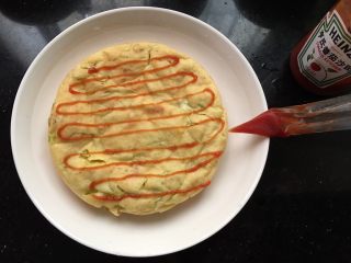 12、宝宝版大板烧,番茄酱装在裱花袋中，剪个小口子，挤在上面.