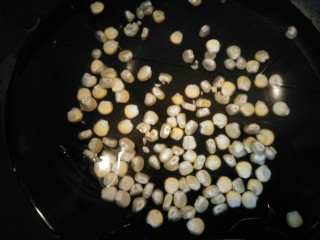 1、香烤迷你小披萨,玉米洗干净放入水中煮熟后沥干水份待用。