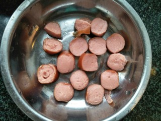 2、香烤迷你小披萨,香肠切成小片