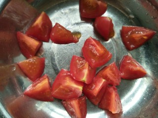 3、香烤迷你小披萨,圣女果洗干净后切成小粒状