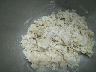 5、香烤迷你小披萨,用筷子搅拌成絮状后揉面。