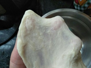 6、香烤迷你小披萨,将面团揉到能拉出膜的状态。