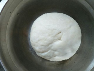 7、香烤迷你小披萨,将揉好的面团放入盘中盖布发酵一小时。