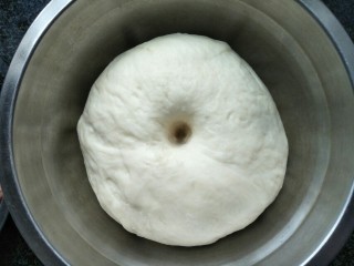 8、香烤迷你小披萨,面团发酵到原来的两倍大，用手指沾水插入面团中间，面团不回缩。