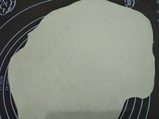 9、香烤迷你小披萨,将发酵好的面团揉一会进行排气后盖布静置五分钟，用擀面杖将面团擀成薄面皮。