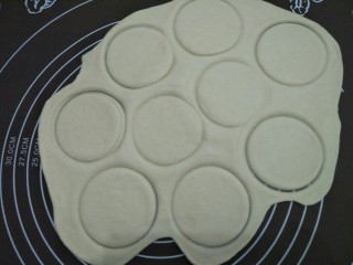 10、香烤迷你小披萨,用一个小圆型印出饼皮，(大小根据自己的喜欢选择)