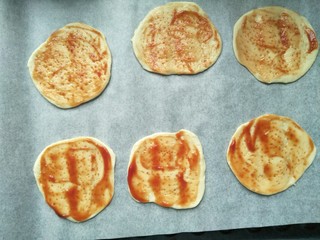 11、香烤迷你小披萨,在面皮上涂上一层蕃茄沙司。