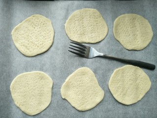 12、香烤迷你小披萨,用叉子在面皮上叉出小孔，防止烤的过程中鼓起。