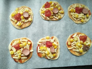 13、香烤迷你小披萨,放入切碎的圣女果，香肠，玉米，马苏里拉芝士。