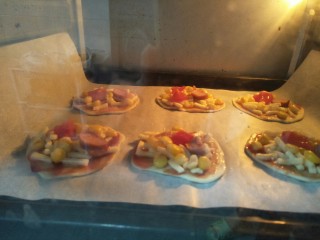 14、香烤迷你小披萨,放入预热好的160度烤箱烤十五分钟，烤箱温度根据自家的调节。