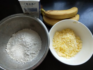 1、百变水果    香蕉派,准备好食材。