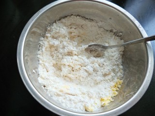 2、百变水果    香蕉派,将面粉，黄油，牛奶，白糖，混合在一起，牛奶要慢慢的加，不要一次加进去。