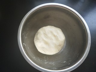 3、百变水果    香蕉派,揉成光滑的面团。