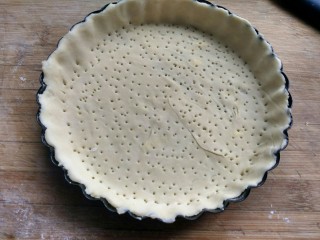 6、百变水果    香蕉派,用叉扎出小孔透气。