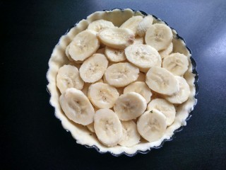 8、百变水果    香蕉派,将香蕉平铺在披萨盘中。