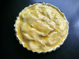 12、百变水果    香蕉派,用刀划几刀，刷上蛋液。