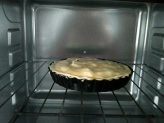 13、百变水果    香蕉派,放入预热好的烤箱，上下火180度，烤20分钟。