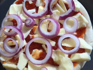 3、培根披萨,铺上蔬菜，