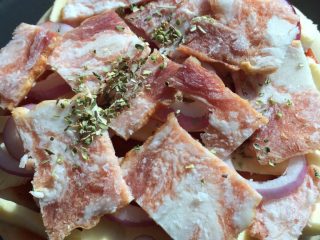 4、培根披萨,再铺培根，撒披萨草