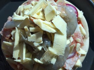 5、培根披萨,再撒奶酪，放上虾。